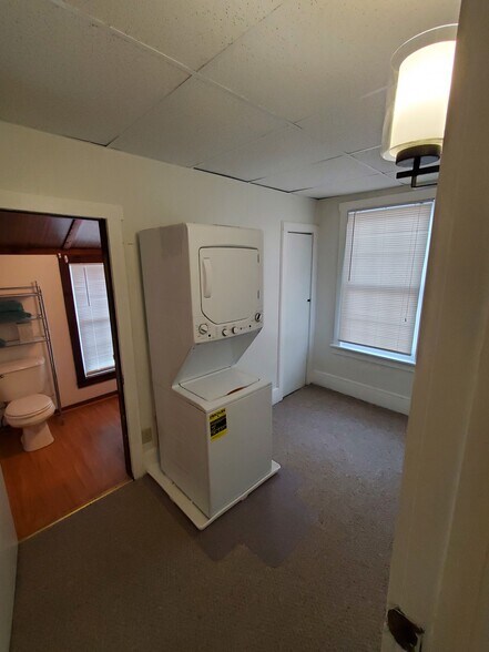 Building Photo - 658 Grand St