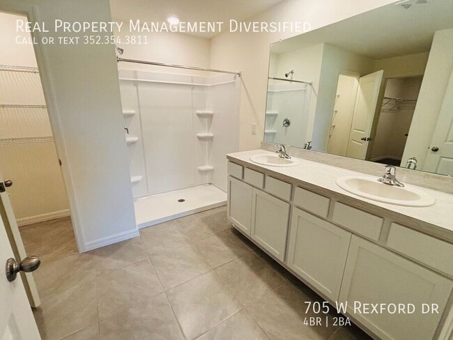 Building Photo - 705 W Rexford Dr