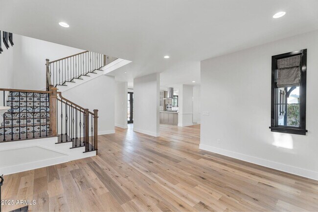 Building Photo - 4901 E Amelia Ave