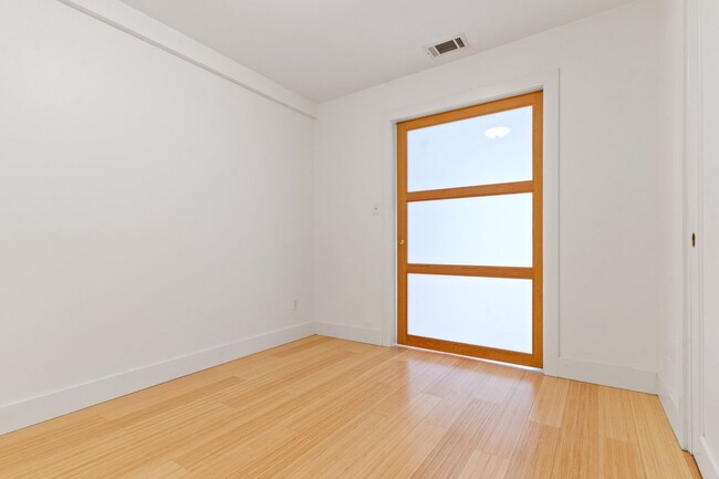 Building Photo - 2 Bed + Bonus Room + Office, 2 Bath Bernal...