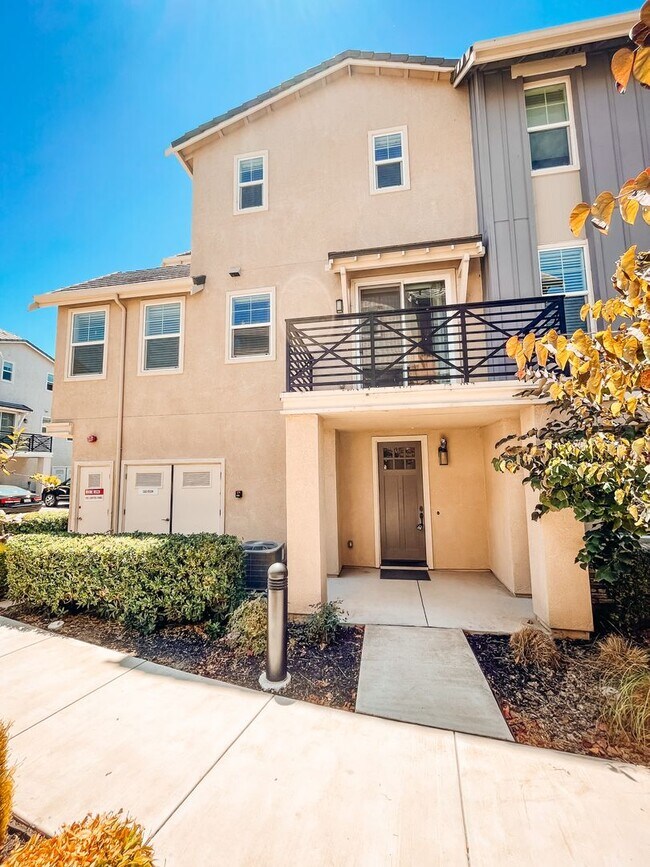 Building Photo - Upgraded Dublin Townhome near Emerald Park Elementary