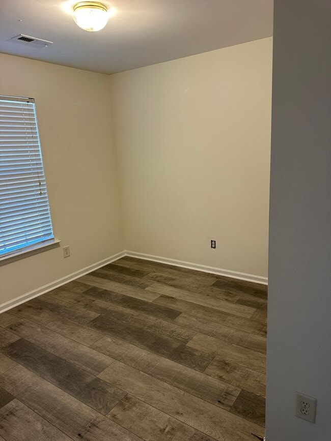 Building Photo - All NEW Interior and CLOSE TO EVERYTHING!
