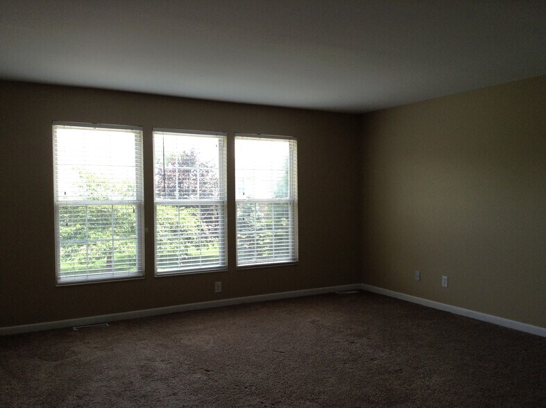 Building Photo - 10190 Meadowknoll Dr