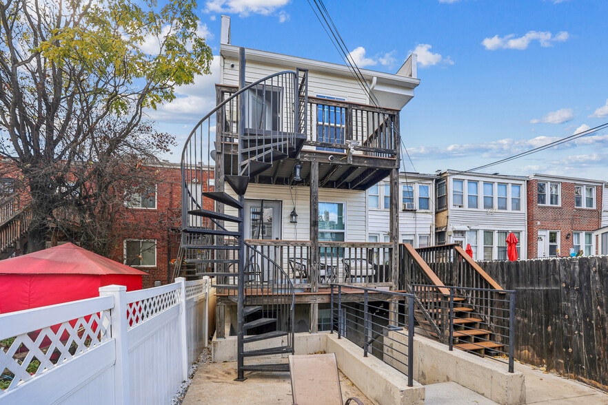 Building Photo - 1332 Levis St NE