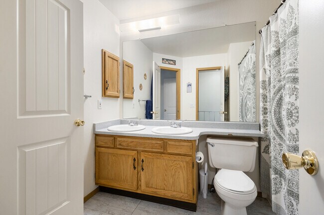 Building Photo - 3556 Queen Anne Way