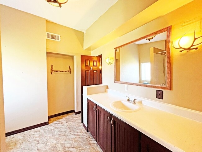 Building Photo - 1102 W Brown St