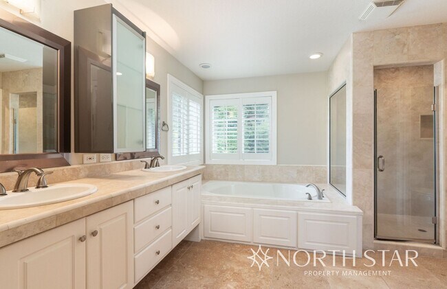 Building Photo - Spacious Elegance in Lake Oswego