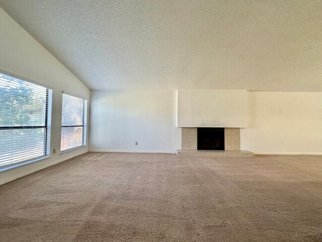 Building Photo - Charming 2 bedroom 2 bathroom home located in south Sacramento!