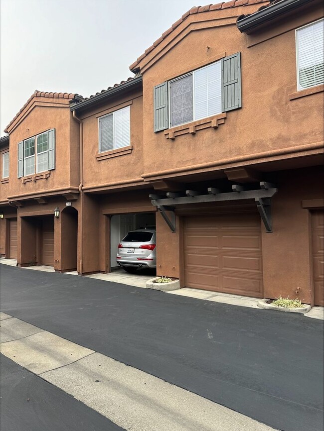 Building Photo - Vineyard Terrace 1 Bed 1 Bath Condo, Near ...