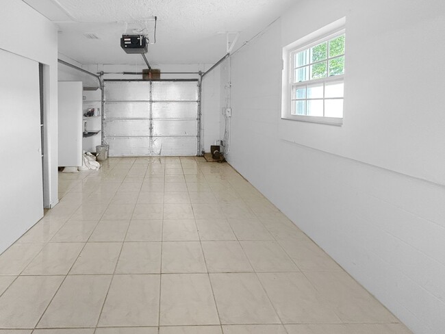 Building Photo - 3 Bed 2 Bath Home for Rent in Ideal Northeast St. Pete Neighborhood