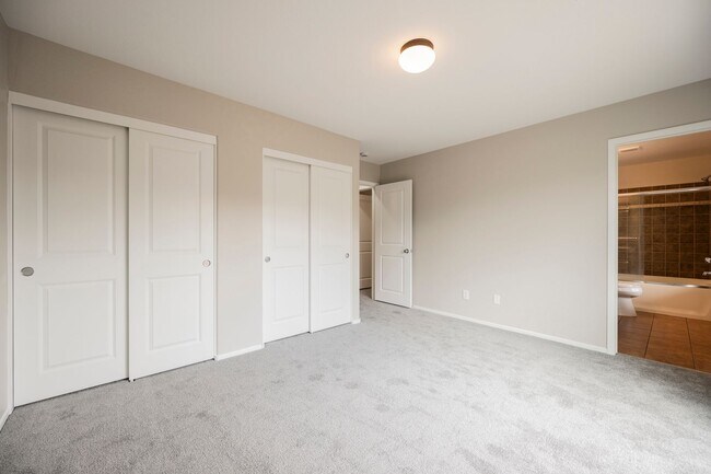 Building Photo - 3 Bedroom, 2.5 Bath Two Story Home in Sout...