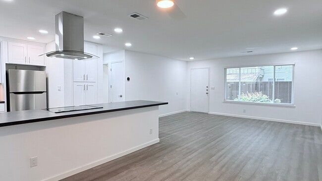 Building Photo - NEWLY RENOVATED---- 2BD/1BA, End Unit TH in Twin Creeks Garden, San Ramon- Available Now!