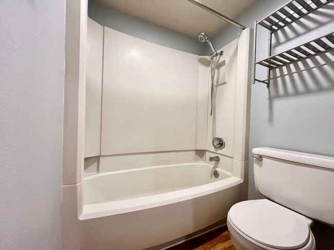 Building Photo - Beautiful 2 Bed, 2 Bath Townhome with Community Pool, Gym & Clubhouse!