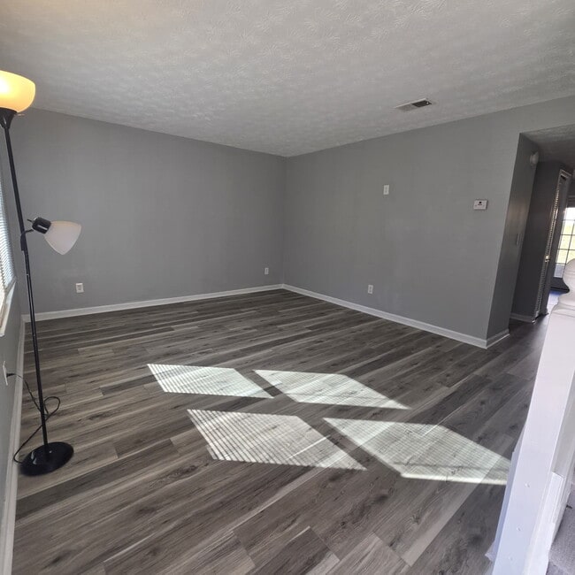 Building Photo - 2 Bedroom Townhome conveniently located near the interstate, hospital, airport, entertainment and...