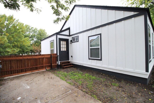 Building Photo - Ryan Place- Short to Mid-Term Rental Fully...