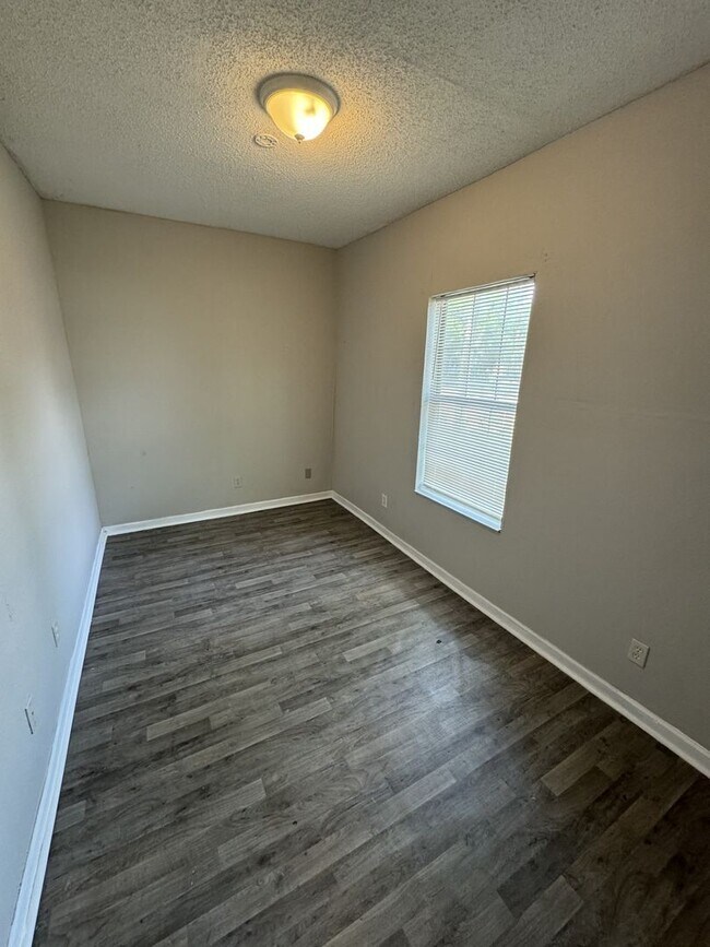 Building Photo - 2 Bedroom 1 Bathroom in Highland Park!