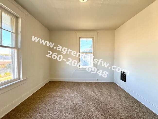 Building Photo - 3 Bedroom House