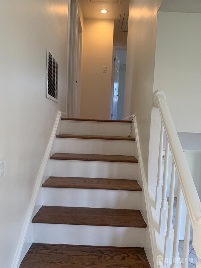 Building Photo - 13 Oakwood Dr