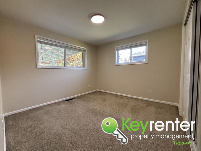 Building Photo - Gorgeous 3 Bed 1 Bath Home in Lakewood, WA!