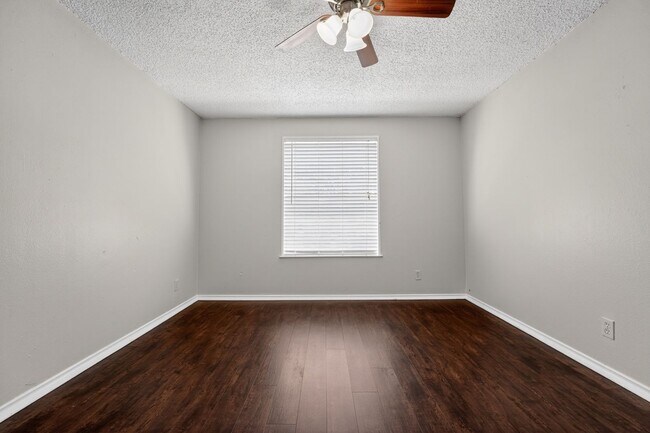 Building Photo - 2 Weeks Free! Spacious 4BR Townhome with Fenced Yard in Lago Vista