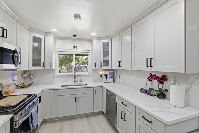 Building Photo - 1714 Woodridge Way