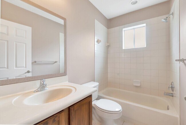 Building Photo - 3021 N Evergreen Cir