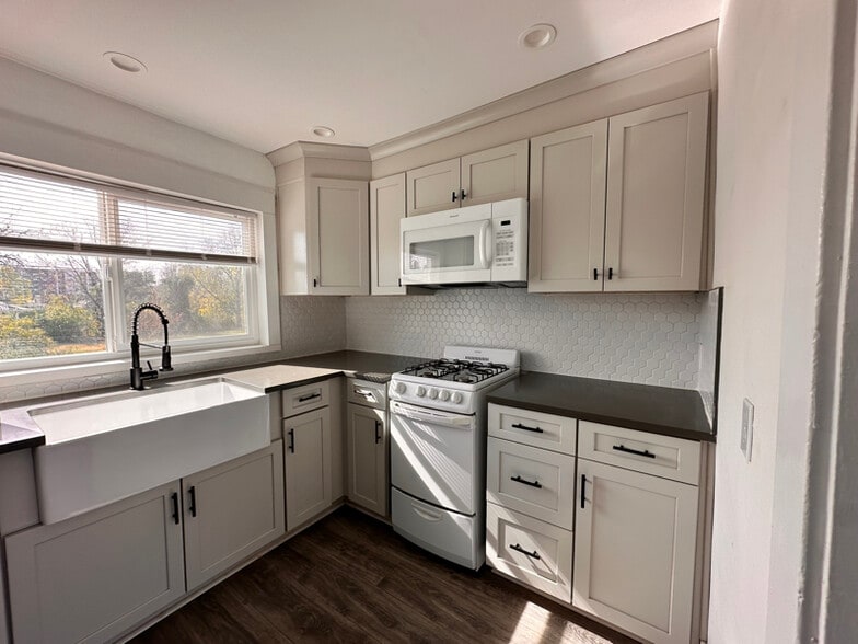 Building Photo - 117 W 2nd St