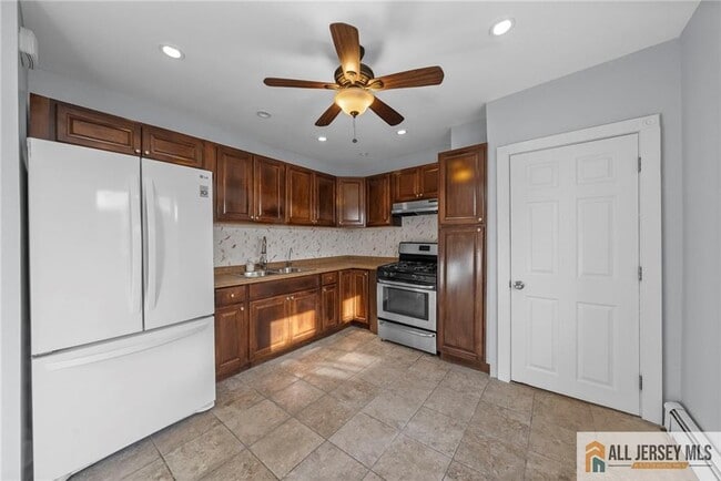 Building Photo - 76 Andrew St