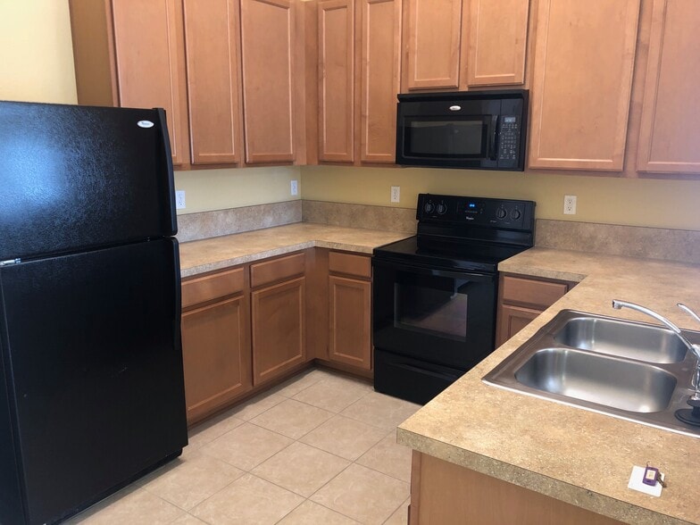 Kitchen - 575 Oakleaf Plantation Pky