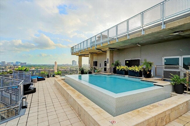 Building Photo - 2000 Bagby St