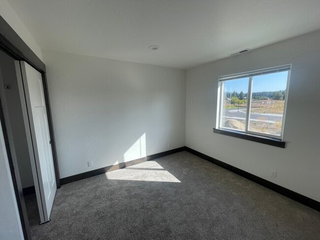 Building Photo - BRAND NEW Hayden Townhome