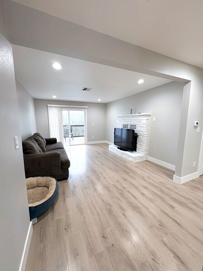 Building Photo - 863 De Bernardi Ct