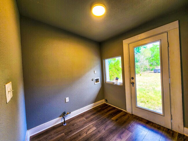 Building Photo - 126 Uvalde St