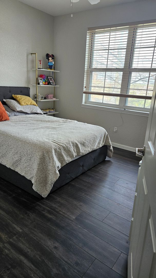 Building Photo - One bedroom condo! Great location!