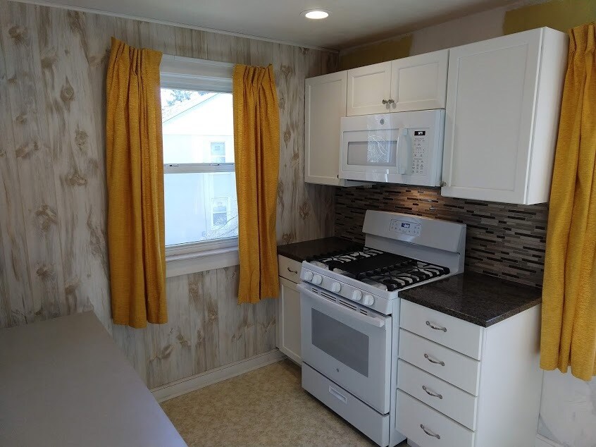 Building Photo - 526 Pingree Ave