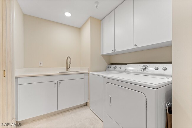 Building Photo - 8473 Bay Colony Dr