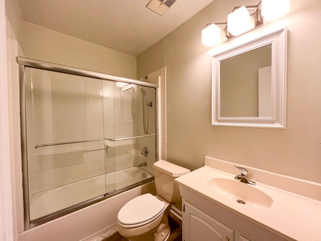 Building Photo - Cozy 3 Bedroom, 1 1/2 Bathroom Near Downto...
