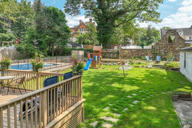 Building Photo - 139 W 4th Ave