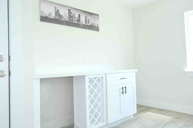 Building Photo - 2304 Live Oak St