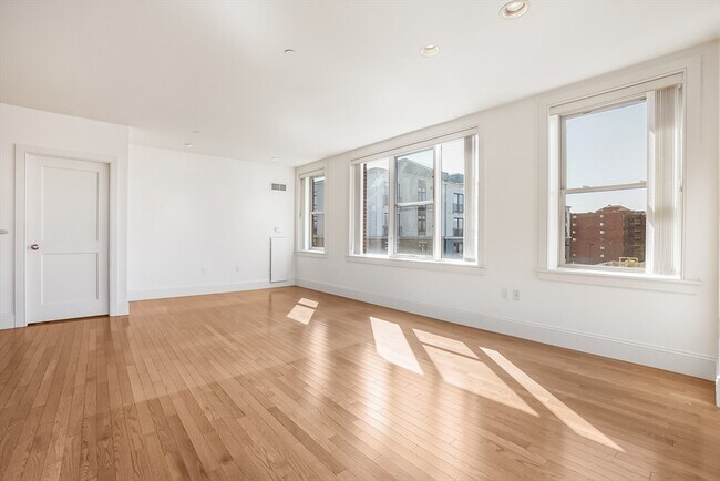 Building Photo - 116-128-128 Rantoul St