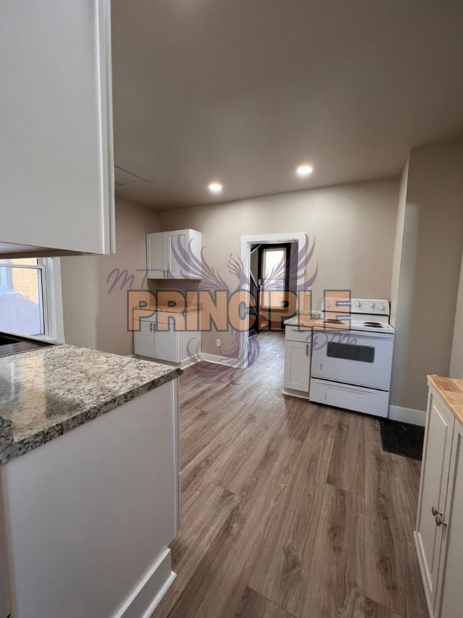 Building Photo - Large renovated house