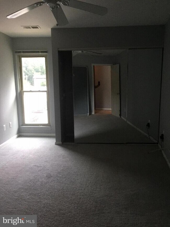 Building Photo - 5811 Royal Ridge Dr