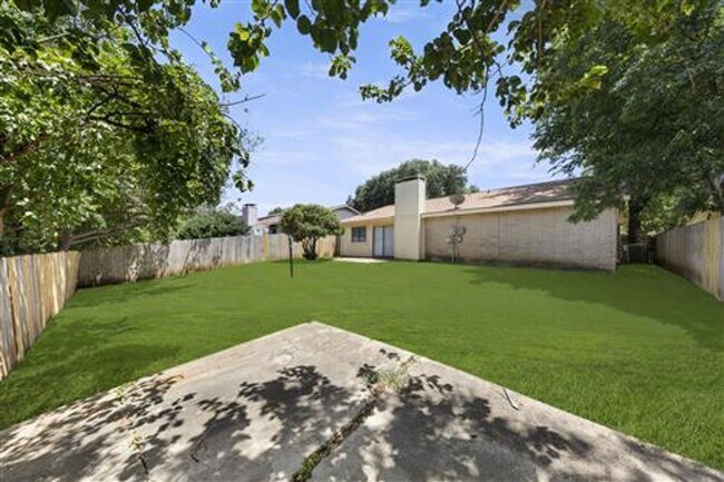 Building Photo - 2205 Foxcroft Ln