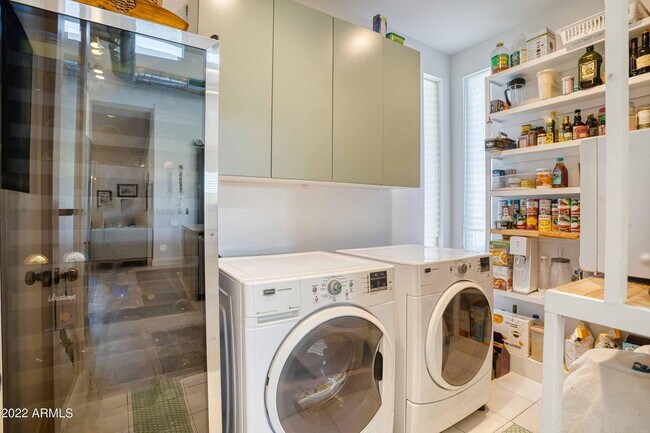 Building Photo - 3230 E Colter St