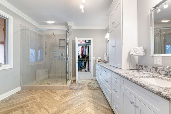 Building Photo - Rent Special! See Description! Spacious Ho...