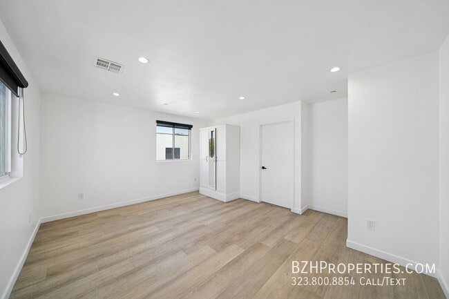 Building Photo - 835 N Harvard Blvd