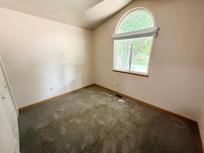 Building Photo - Ranch Style Home Located on Dead-End Street, Easy Access to I-25
