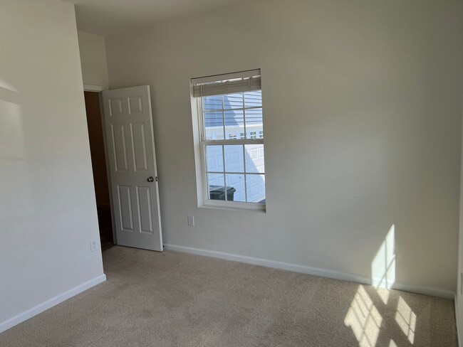 Building Photo - Stunning 4 bedroom 2.5 Bathroom Home in Ma...