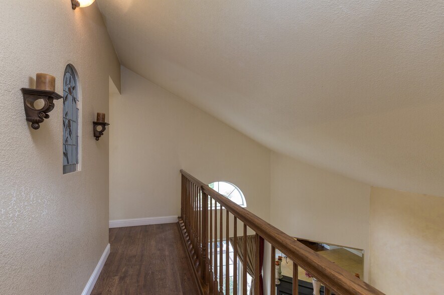 Upstairs Landing - 304 Titleist Ct