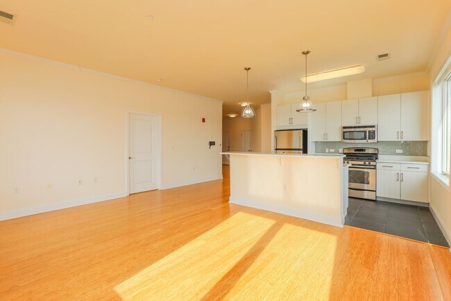 Building Photo - 2/Bedroom 2/Full bath - Panoramic Views - Best Location In Edgewater